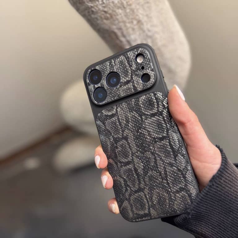 قاب طرح پوست ماری به همراه محافظ دور لنز آیفون